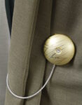 Trendig und topmodern Vielseitig einsetzbar. Ob als Raffhalter für Gardinen, zur Deko, als Serviettenhalter….. Verpackungseinheit: 1 Stück Länge der Schnur: 18cm Durchmesser Magnet: 3cm Erhältlich in den Farbe Gold und Beige