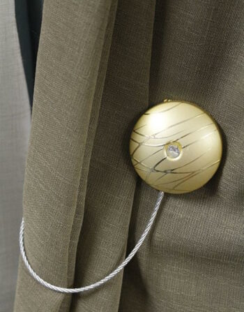 Trendig und topmodern Vielseitig einsetzbar. Ob als Raffhalter für Gardinen, zur Deko, als Serviettenhalter….. Verpackungseinheit: 1 Stück Länge der Schnur: 18cm Durchmesser Magnet: 3cm Erhältlich in den Farbe Gold und Beige