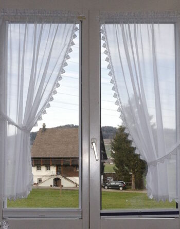 Kurzgardinen im Landhausstil mit Spitzen