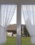 Kurzgardinen im Landhausstil mit Spitzen