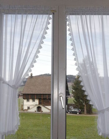 Kurzgardinen im Landhausstil mit Spitzen